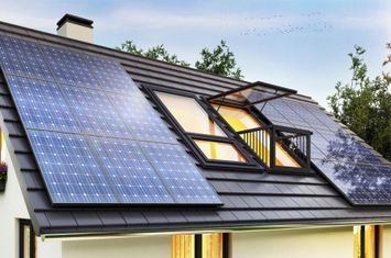 Mitarbeiter von WiKo Wiedmer Elektro-Kontrollen GmbH überprüfen die elektrische Anlage von Solarmodulen
