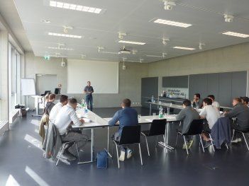 Volles Klassenzimmer bei WiKo Wiedmer Elektro-Kontrollen GmbH