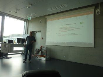 Mitarbeiter von WiKo Wiedmer Elektro-Kontrollen GmbH gibt Schulung