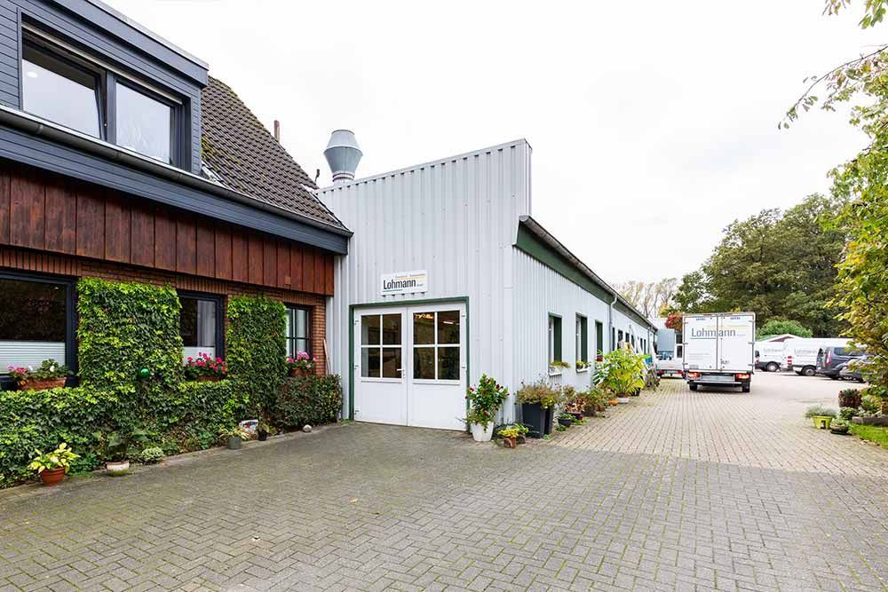 ein weißes Gebäude mit einem Schild auf der Seite , das lautmann sagt