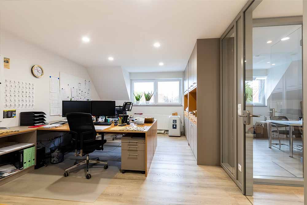 ein Büro mit einem Schreibtisch und einem Stuhl