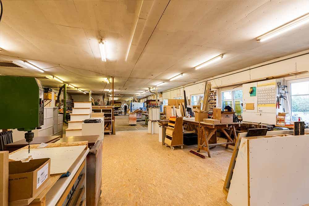 eine Werkstatt mit vielen Geräten und einer Schachtel mit der Aufschrift ' holz ' darauf