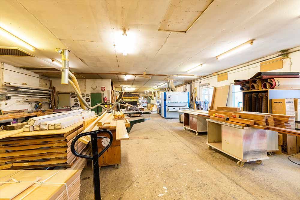 eine Werkstatt mit vielen hölzernen Materialien und Maschinen