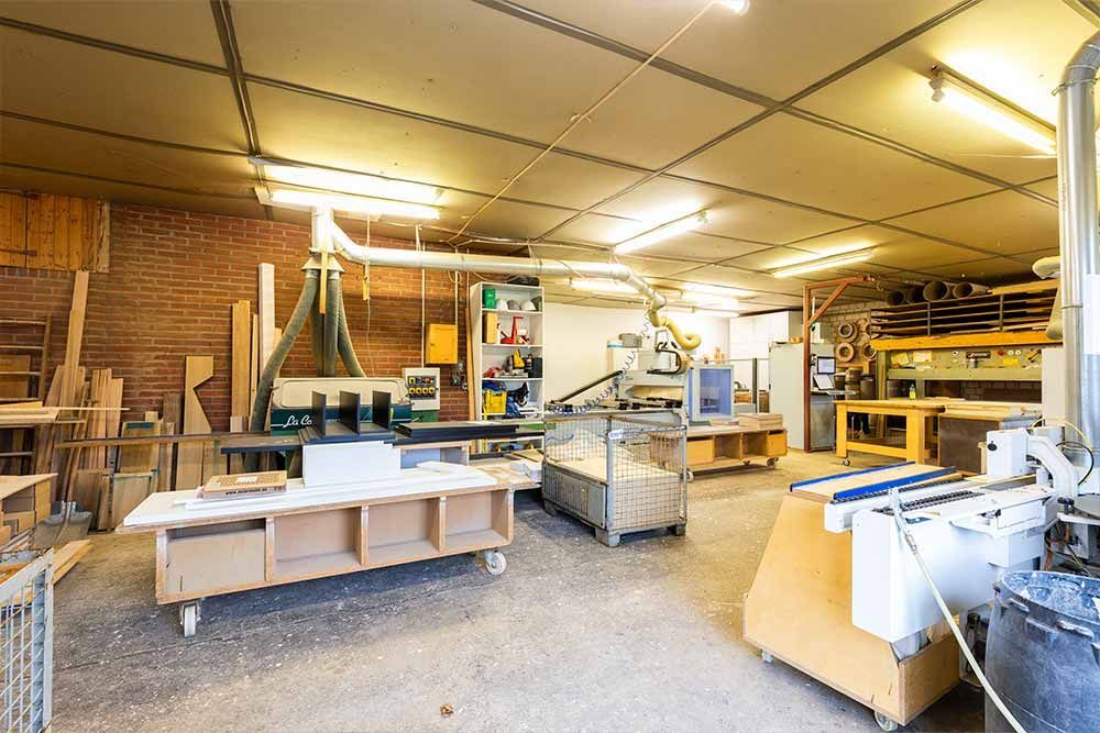 eine Werkstatt mit vielen Maschinen und einem Tisch mit der Aufschrift ' a-b ' darauf