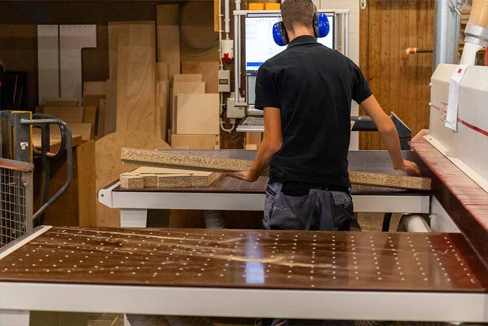 ein Mann arbeitet an einer Maschine in einer Holzfabrik