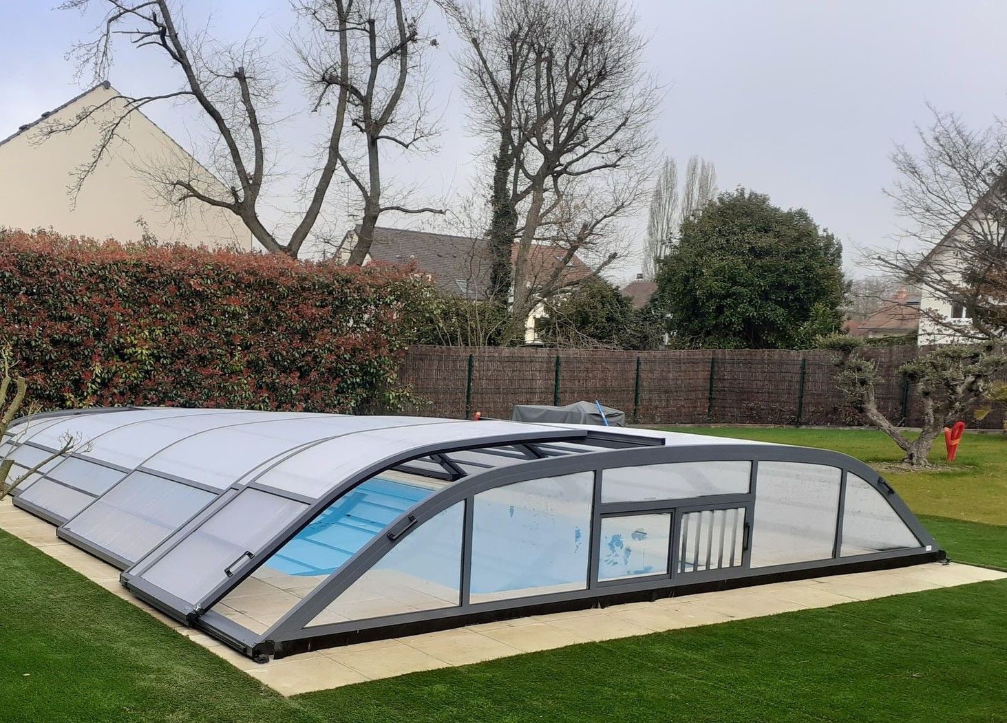 Photo d'un abri de piscine fermé