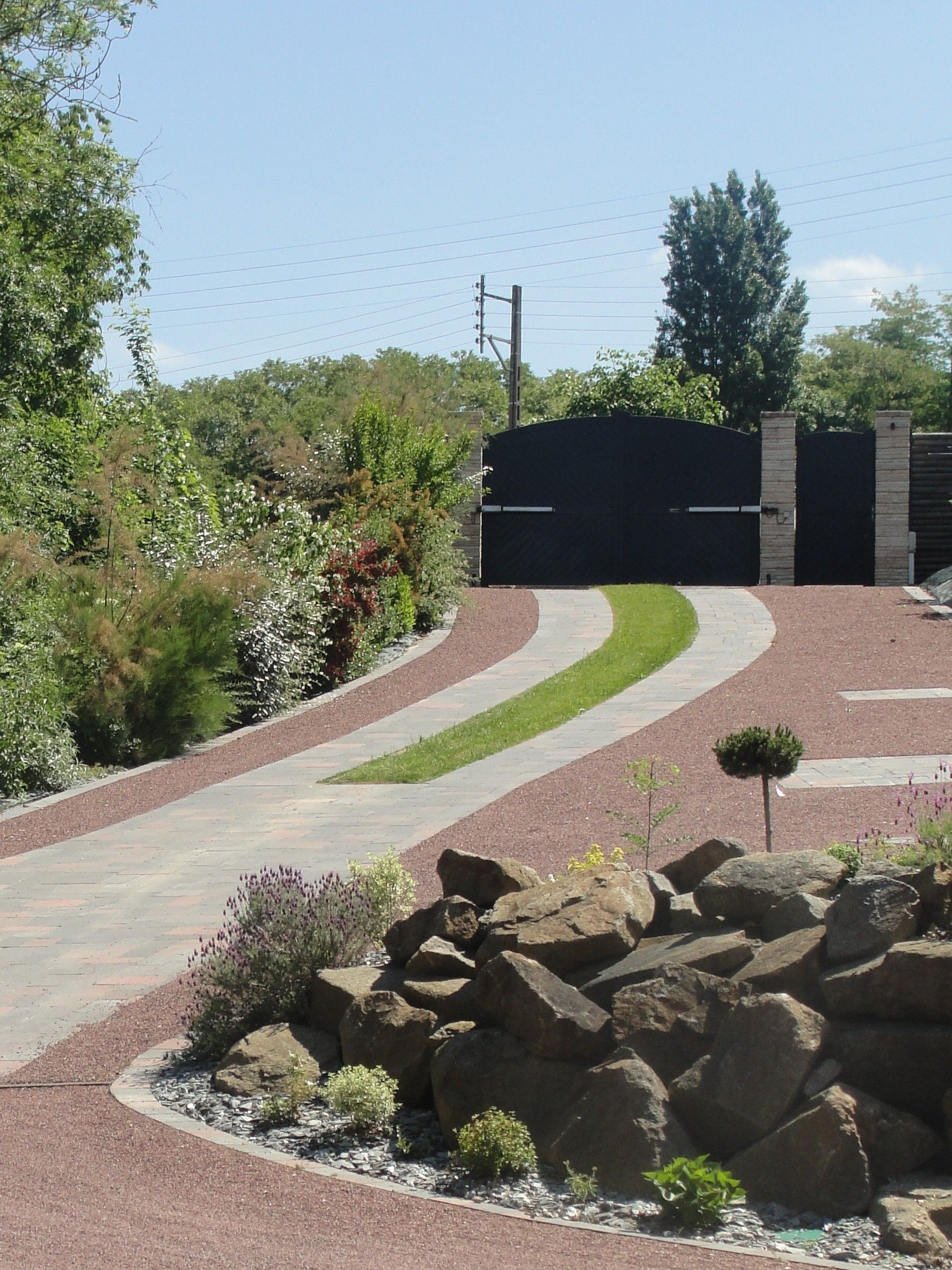 Photo d'une cour et d'un portail