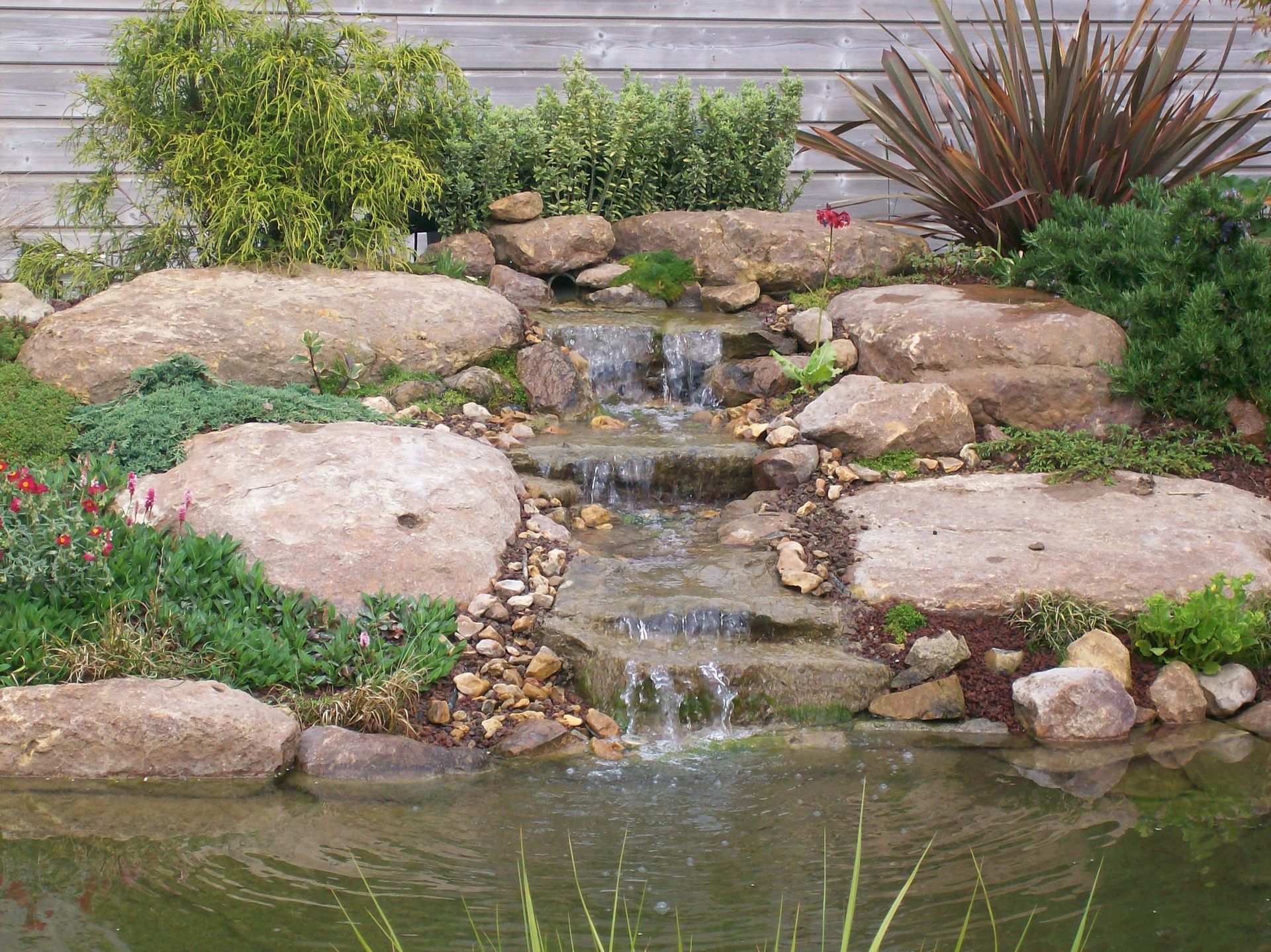 Photo d'un bassin paysager sur mesure