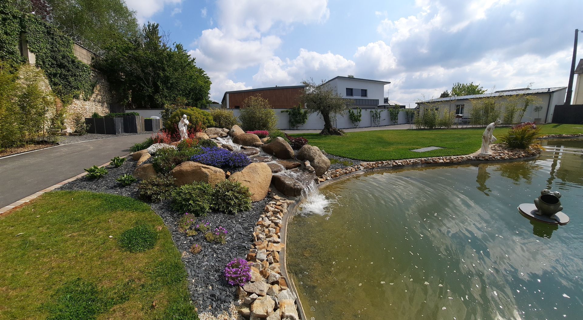 Photo de bassin paysager avec cascade