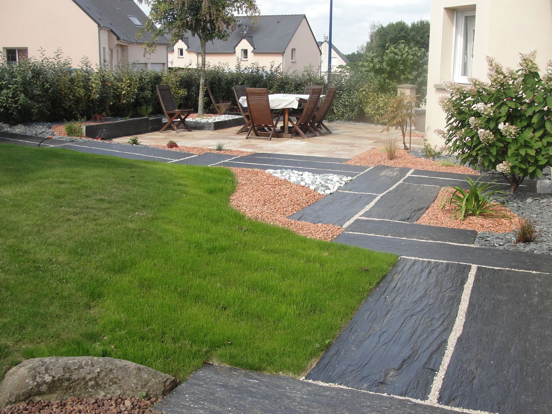Photo d'une allée de jardin en pierre