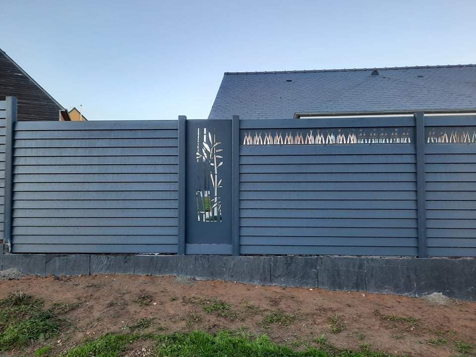 Photo d'une clôture et d'un portillon