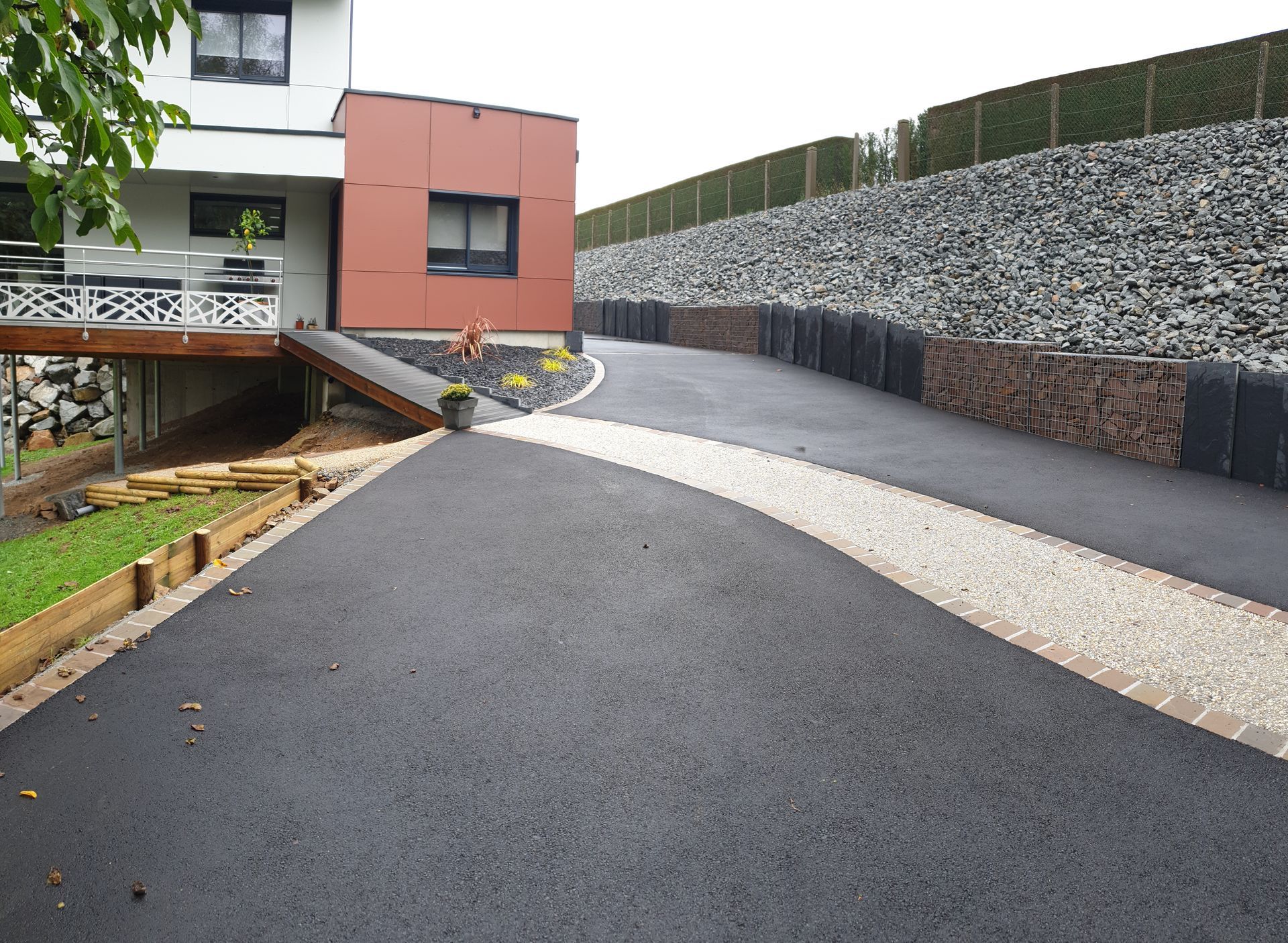 Photo d'un enrochement paysager et d'un chemin d'accès