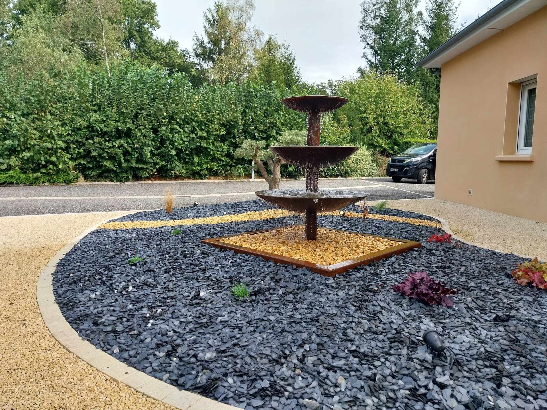 Photo d'une fontaine dans un jardin