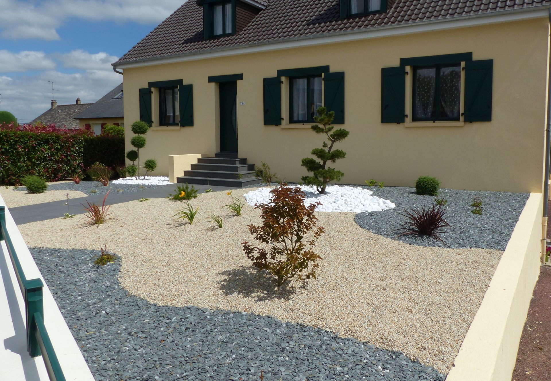 Photo d'un aménagement paysager devant une maison