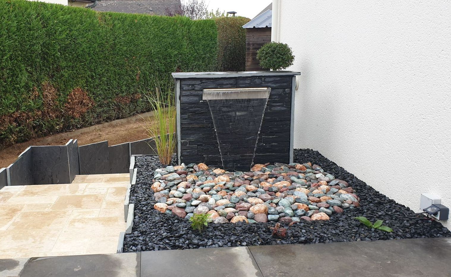 Photo d'un aménagement paysager avec une lame d'eau