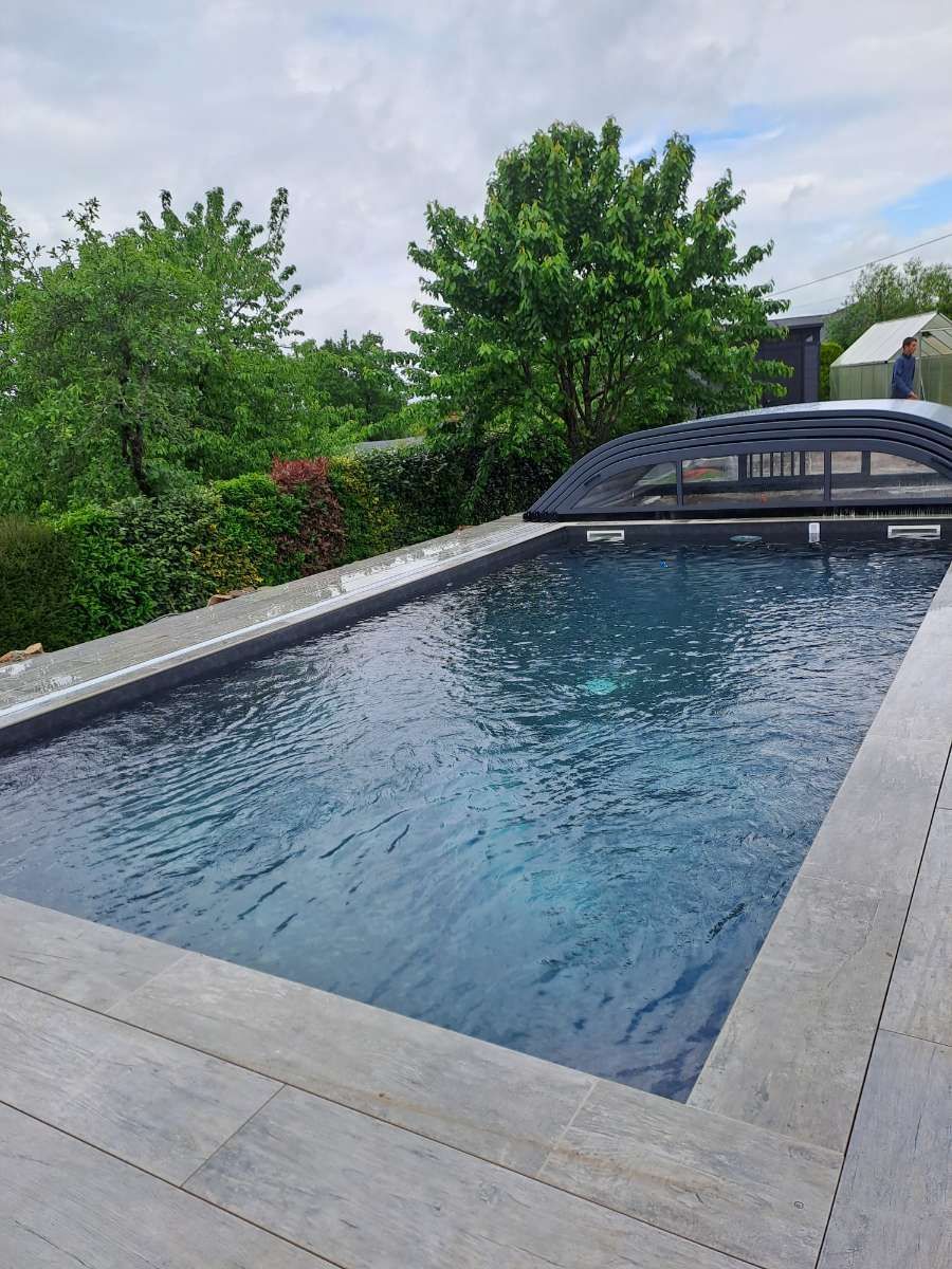 Photo de piscine ouverte et d'une terrasse en céramique