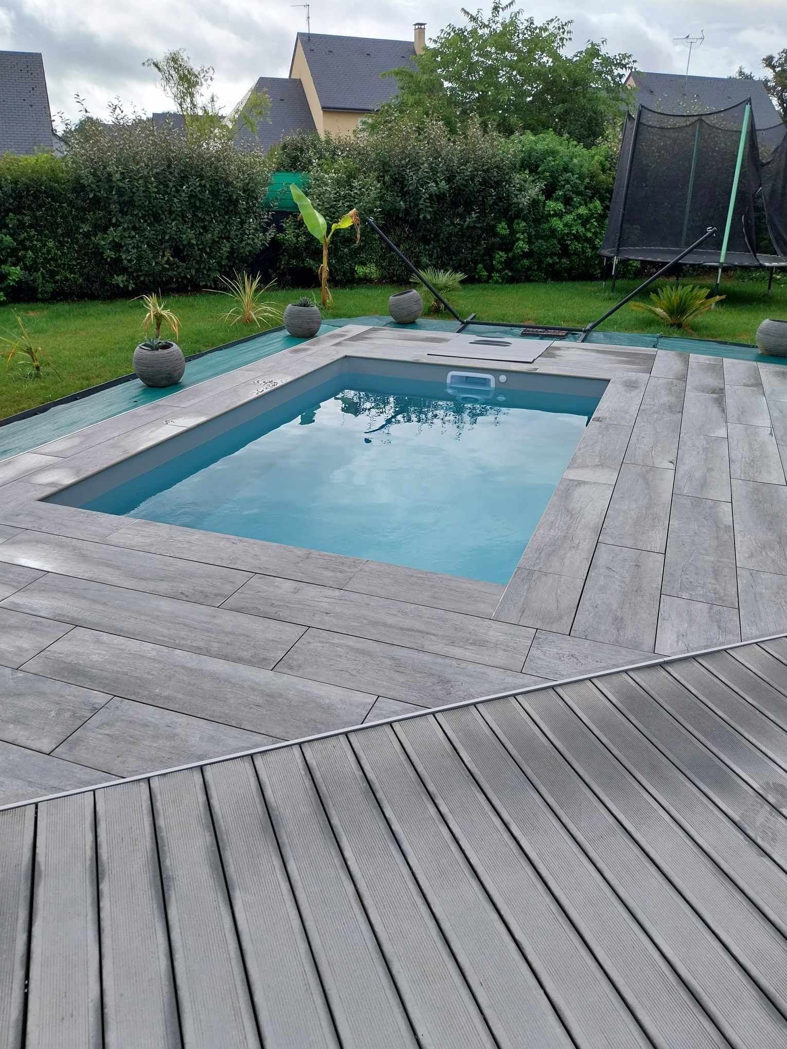 Photo d'une piscine et d'une terrasse dans un jardin