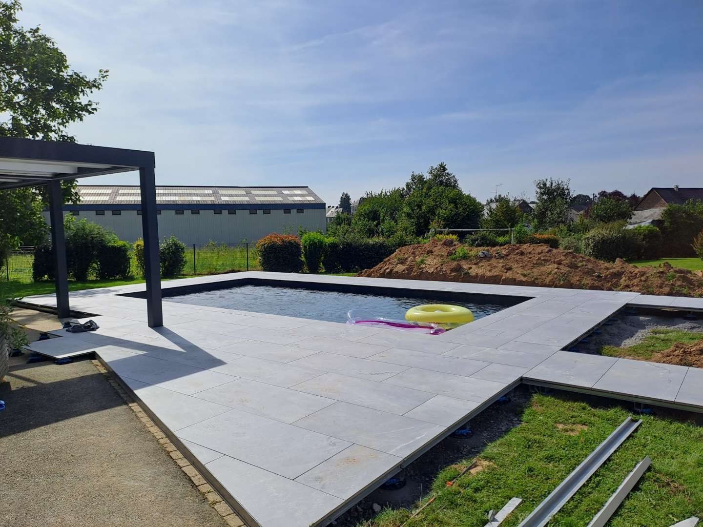 Photo d'une piscine et d'une terrasse en dalles de céramique