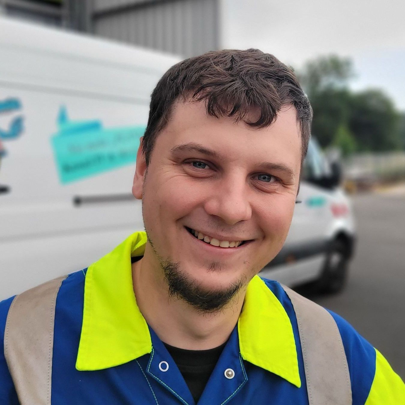 In Michelau in Oberfranken will ein Fachmann ein Rohr reinigen.