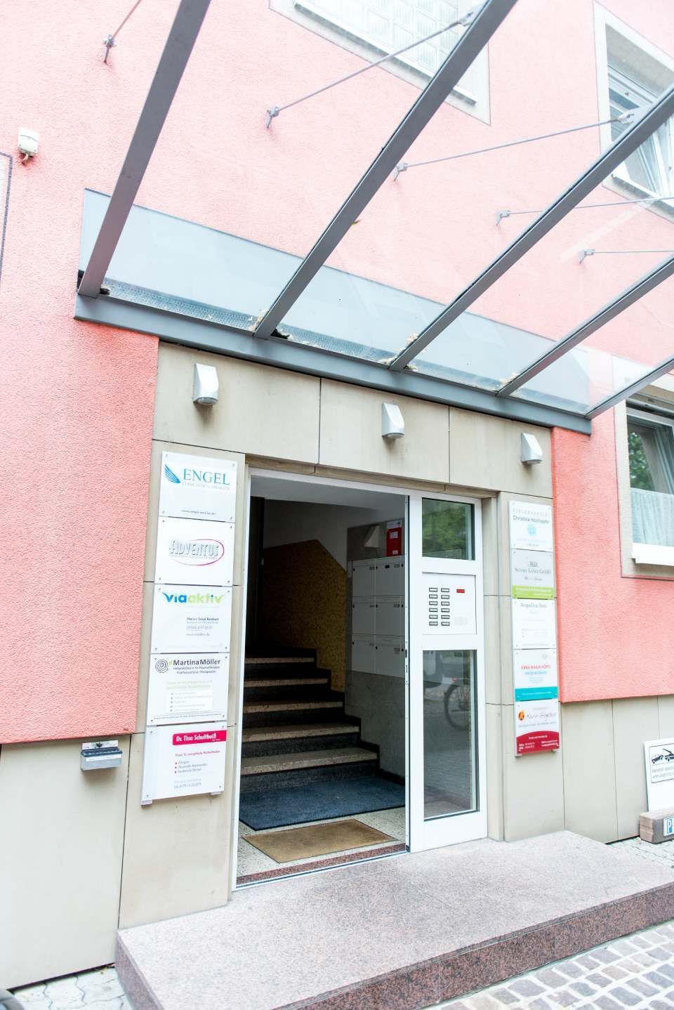 Eingang zur Naturheilpraxis Karin Gögelein