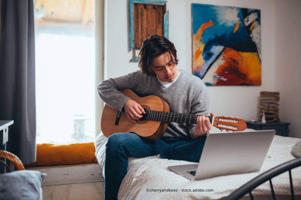 Musikschule Weiss – Teenager spielt Gitarre