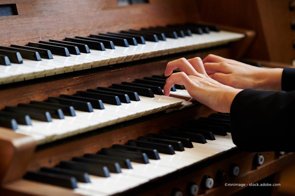 Musikschule Weiss – Person am Klavier