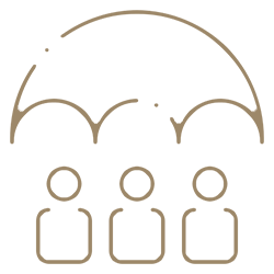 Drei Personen unter einem Regenschirm, der Schutz oder Versicherung symbolisiert.