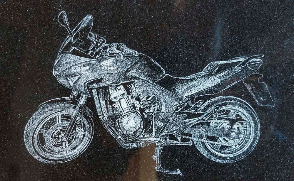 Eine schwarz-weiße Zeichnung eines Motorrades auf schwarzem Hintergrund