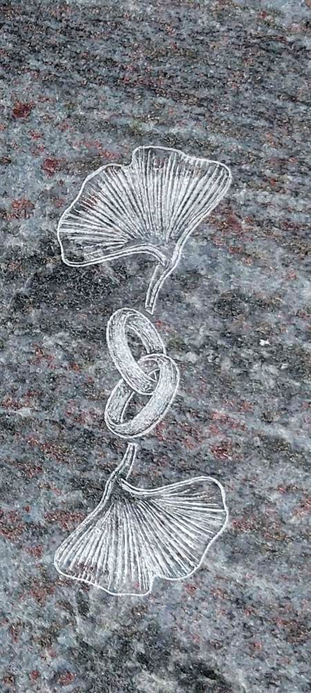 Eine Nahaufnahme von drei Eheringen auf einer Steinoberfläche.