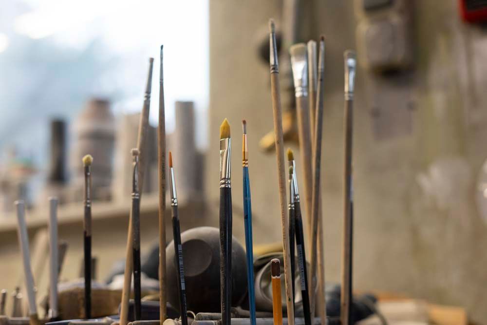 Ein Stapel Pinsel liegt auf einem Tisch.