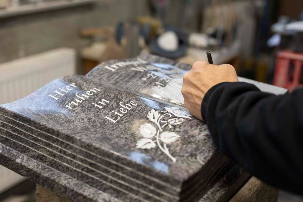 Eine Person schreibt mit einem Stift in ein Buch.