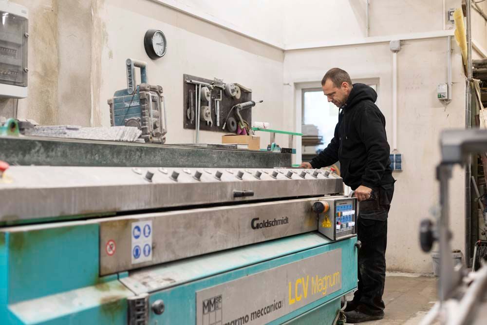 Ein Mann arbeitet in einer Werkstatt an einer Maschine.