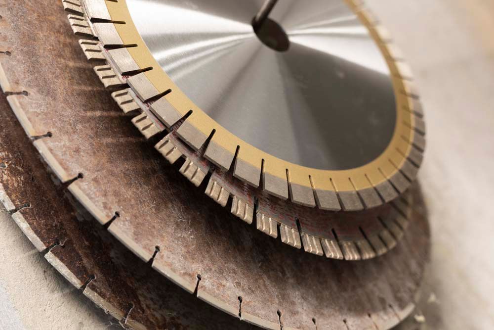 Eine Nahaufnahme einer Uhr mit den Zeigern auf den Zahlen 1 und 2