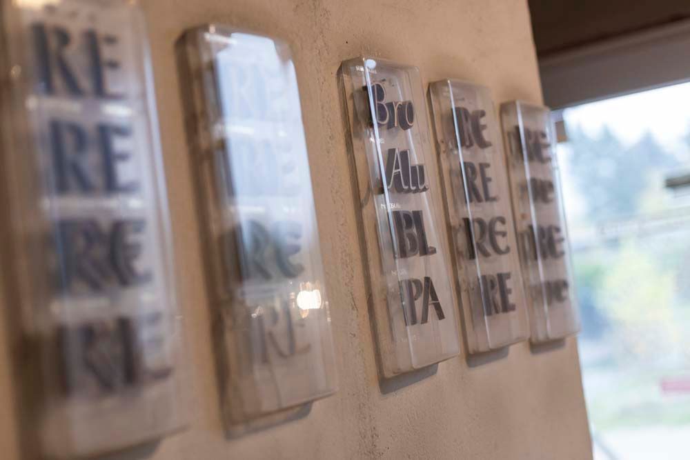 Eine Reihe von Flaschen mit dem Wort „Re“ darauf