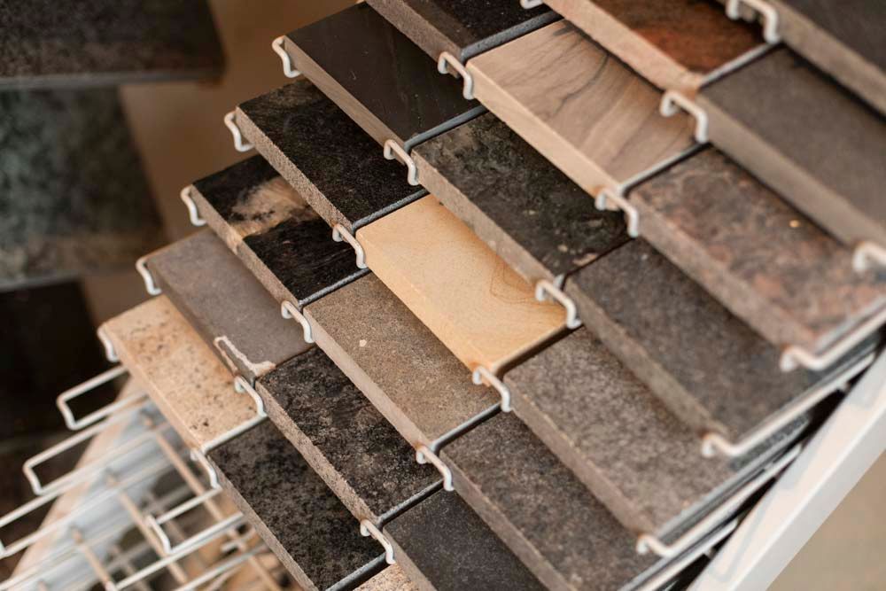 Eine Ausstellung unterschiedlicher Fliesenarten auf einem Gestell.