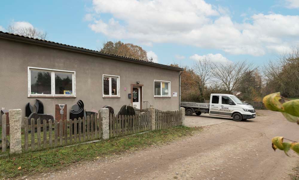 Ein weißer Lieferwagen steht vor einem Haus.