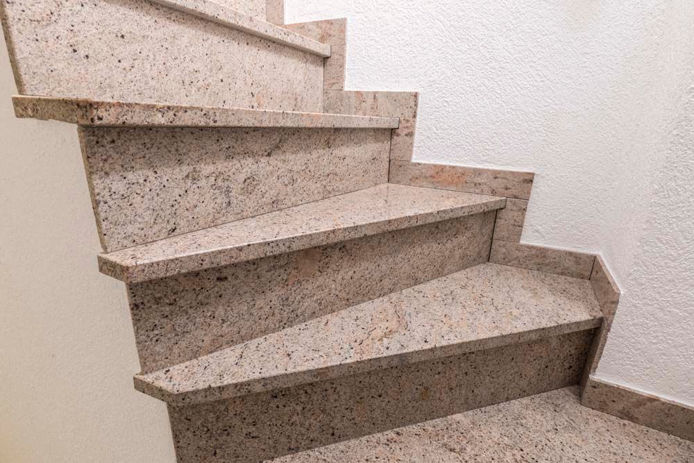 Eine Nahaufnahme einer Treppe aus Granit.