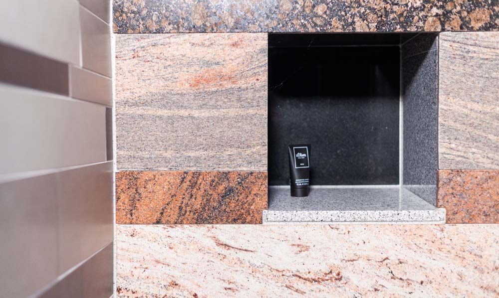 In einem kleinen Loch in einer Wand sitzt ein kleines schwarzes Objekt.