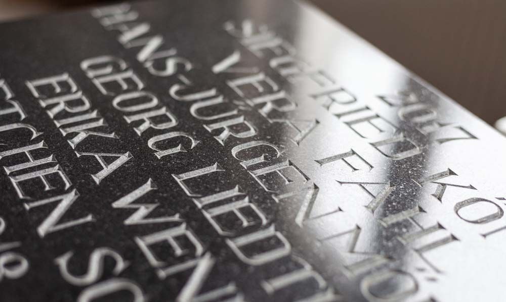 Eine Nahaufnahme einer Plakette mit ausländischer Schrift.