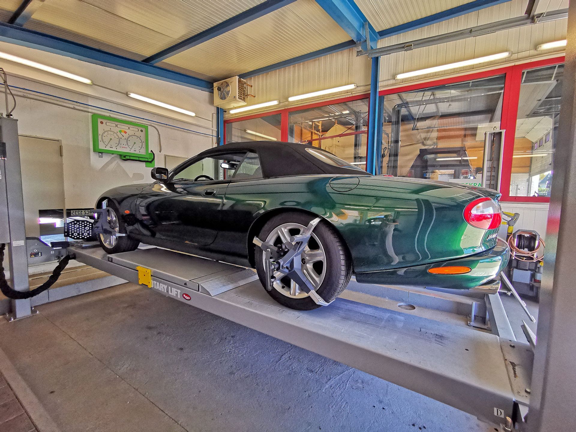 Sportwagen auf Prüfstand in Werkstatt – Kfz-Dienstleistungen und Fahrzeugdiagnose