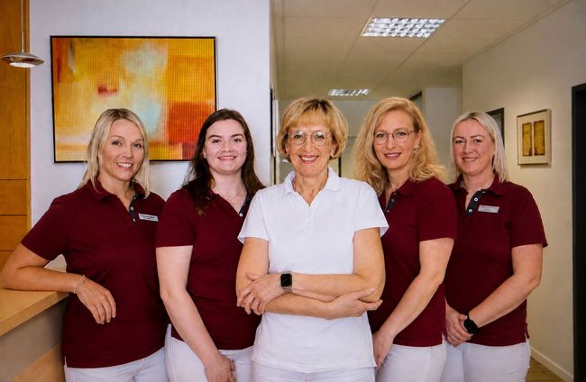 Eine Gruppe von Frauen posiert in einem Flur für ein Foto.