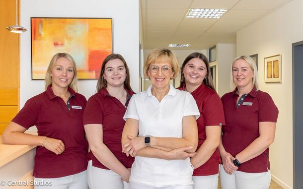 Eine Gruppe von Frauen posiert in einem Flur für ein Foto.