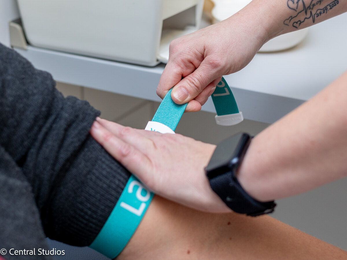 Eine Person bekommt einen Verband am Arm