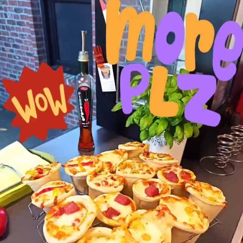 Een schaal met minipizza's met de kleurrijke tekst