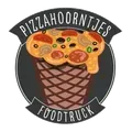 Het logo van de Pizzehoorntjes Foodtruck: een ijshoorntje met pizzatoppings op een donker, rond embleem.