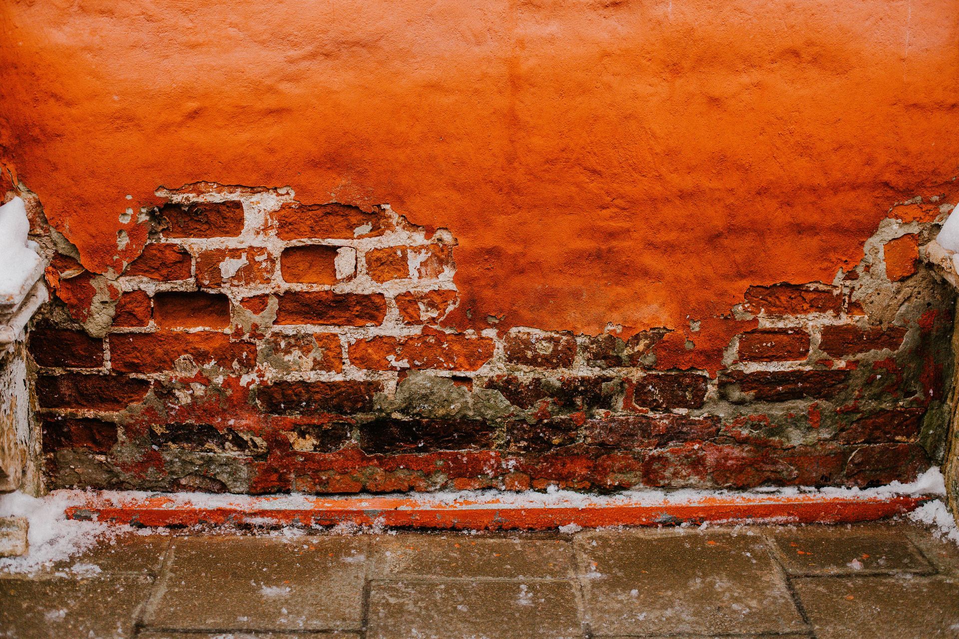 Un primer plano de una pared de ladrillos con algunos ladrillos faltantes.