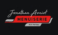 Le logo de la menuiserie jonathan amiot est sur fond noir.