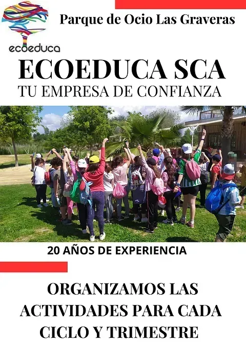 Un grupo de niños está de pie en un campo con las manos en el aire.