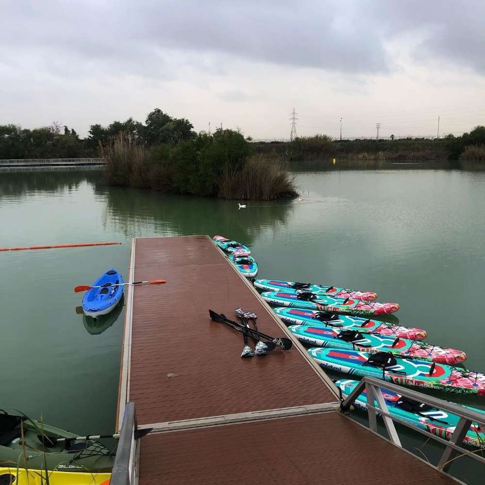 Un muelle con un montón de kayaks en él