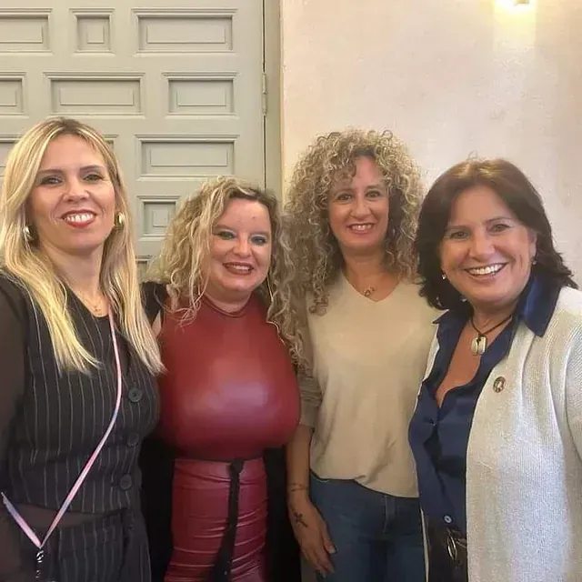 Un grupo de mujeres posan juntas para una fotografía.